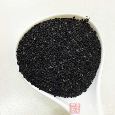 少量熟芝麻，放入碗中捣碎成粉末