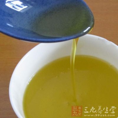 茶油也可直接搽用以防治蚊虫叮咬，有很好的止痒效果