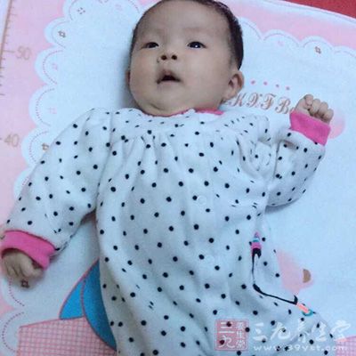 白色斑点指甲——缺乏铁、锌等微量元素