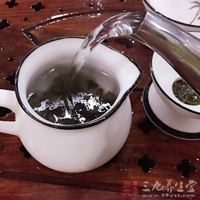 冲服是将茶叶或配好的药茶放置在容器中