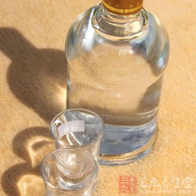 莎士比亚先指出“酒刺激了情欲，却使行动化成泡影”。