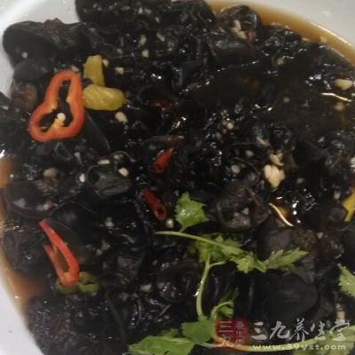 除了黑色的黑芝麻、黑木耳、黑米、黑豆等黑色食物可養(yǎng)腎外