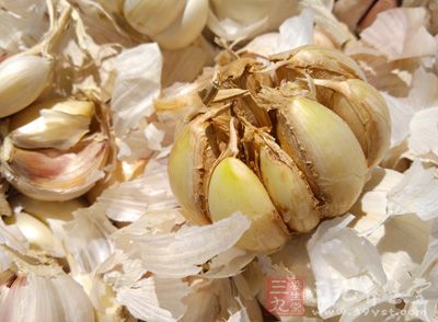 取6瓣蒜去皮，用刀拍碎，放入碗中加入冰糖10克