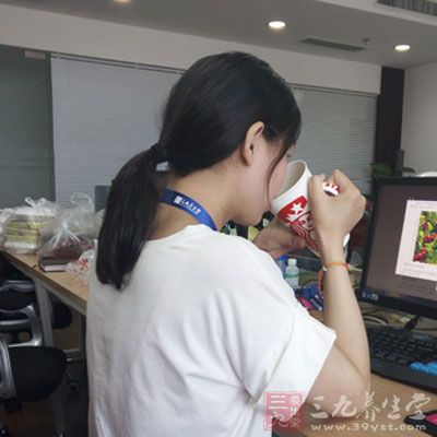 水还能润滑关节,调节体温和溶解、运送进入人体的营养物质。一般男人每天需要两升左右的水,运动的男人会有成倍的耗水量。 水还能润滑关节,调节体温和溶解、运送进入人体的营养物质。一般男人每天需要两升左右的水,运动的男人会有成倍的耗水量。