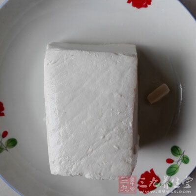 豆腐漂洗净，切小块;泥鳅用盐或温水洗去黏液，再洗净，去脏杂，慢火煎至微黄，并溅入少许清水