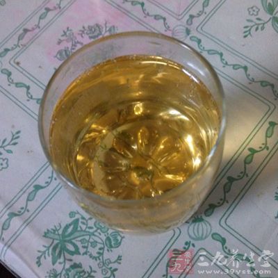 吃藥期間一定要禁酒，哪怕你吃的只是簡單的感冒藥、維生素，哪怕你喝的只是溫和的香檳、紅酒!因為酒精不僅會影響藥效