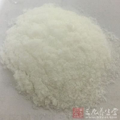 沾少数食盐或榨出果汁加少数食盐食用