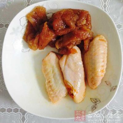 鸡翅300克，鲜香菇120克，泡发木耳100克