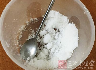 鸡蛋3个，糖少许，盐1小匙，葱花，生粉少许