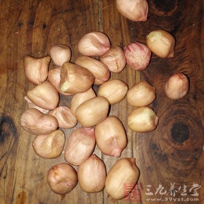 豬尾1條，杜仲30克，淮牛膝60克，花生肉60克，核桃肉50克，蜜棗5個