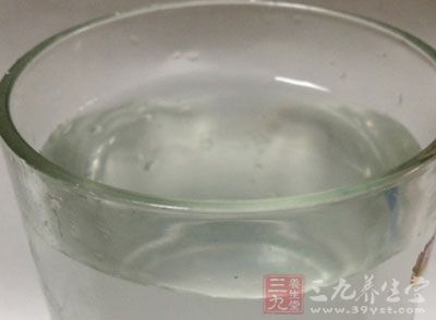 水是生命之源。水液不足，则可能引起浊毒的留滞，加重肾的负担。