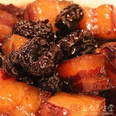 因此一天也不能吃多余300克的肉，从而避免对肾脏造成太大的伤害。