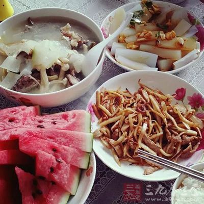 吃飯看似簡(jiǎn)單，實(shí)則包含科學(xué)。首先要盡量細(xì)嚼，一口食物至少咀嚼20～30次。