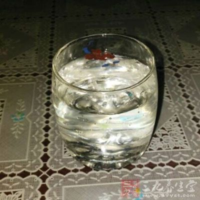 体内水分充足可以保持呼吸道黏膜湿润，感冒病毒难以迅速繁殖