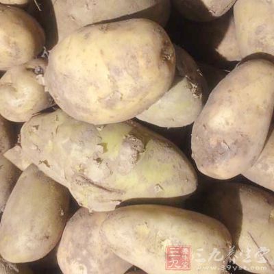 土豆用文火燉煮，才能均勻地熟爛