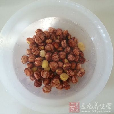 倒入栗子肉丁和白糖，燒開時(shí)撇去浮沫