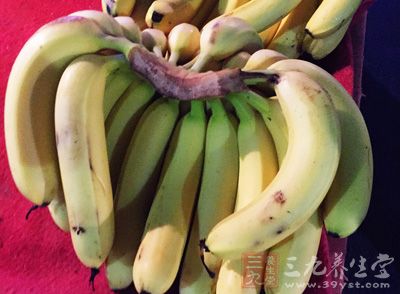 香蕉不仅可以给人体供应大量的能量，而且不会产生脂肪