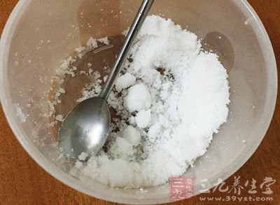 鸡蛋3个，糖少许，盐1小匙，葱花，生粉少许