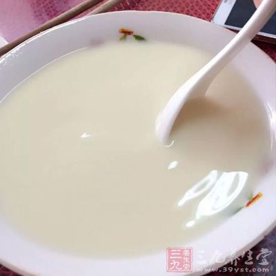 给予少量的流质饮食