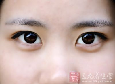 重度睑球结膜水肿及炎症,角膜变暗,周边部浸润