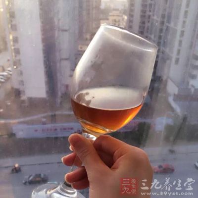 过多饮酒会破坏碳水化合物的新陈代谢及产生过多的动情激素