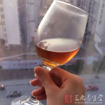 男人就是喜歡吸煙喝酒，尤其是夏季的時(shí)候