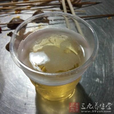 如果已经患了肾脏方面的疾病，又无限制地大量喝啤酒，会使尿酸沉积导致肾小管阻塞，造成肾脏衰竭。