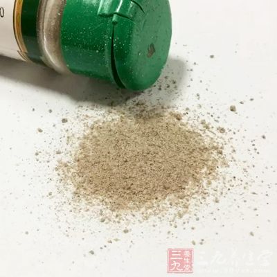 我们再把黑胡椒放入锅中改小火煲后即可食用