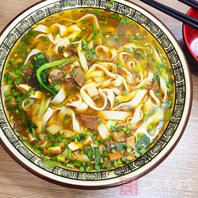 训练结束后一小时后才开始进食，和午餐一样可多摄入肉类等含高蛋白的食品，以及大量的蔬菜，补充微量元素