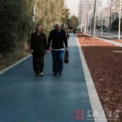 男人至少要经常散步，最好能经常参加体育锻炼，促进健康的同时还能增加吸引力。