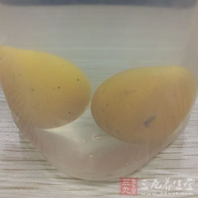 将金橘饼50克洗净，沥水后切碎