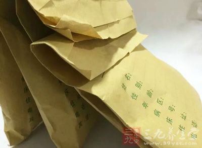 木鳖子去壳，用瓷碗将木鳖子加少许水磨成糊状