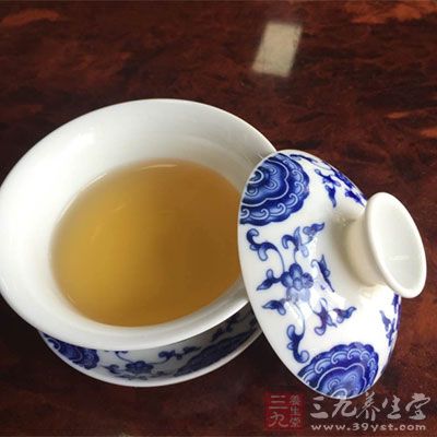 茶叶中的茶碱可以较快地影响肾脏而发挥利尿作用