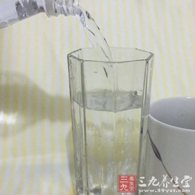 多喝水、多吃蔬菜、水果對(duì)美容祛痘也很有好處。