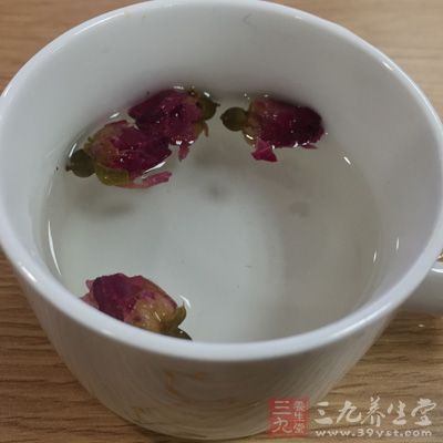 　用玫瑰花加水煮茶