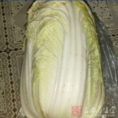 白菜中含有大量的纖維素，它可以促進(jìn)腸胃的蠕動(dòng)