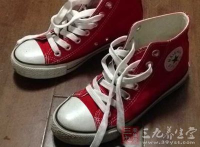 很多脚病居然是因为鞋穿的不对--三九养生堂专