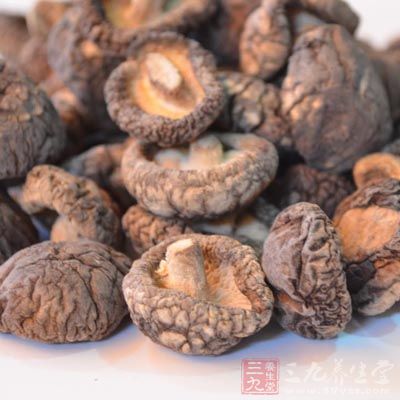 经常食用香菇可以帮助我们降低胆固醇和血压