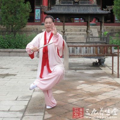 拳腕稍向里扣，如双风贯耳式双拳