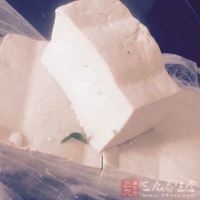 豆腐洗净，切块成二公分大小，抹盐晾干