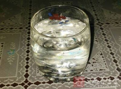 多喝白开水。白开水要保持新鲜，每天3~4次，每次1小碗