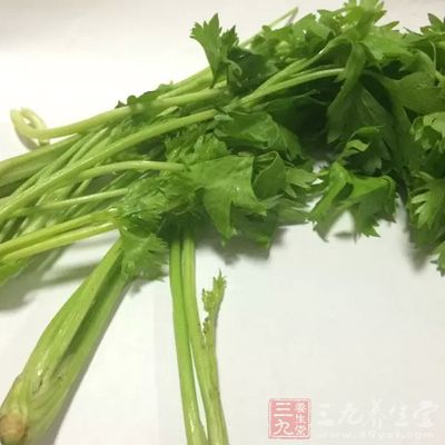 芹菜150克，木耳10克，鸡蛋三个，植物油30克，盐5克，白糖5克