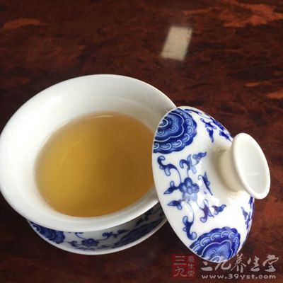 绿茶味略苦性寒，具有消热、消暑、解毒、去火、降燥、止渴、生津、强心提神的功能