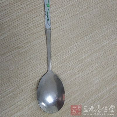 可用不锈钢勺子进行面部刮痧