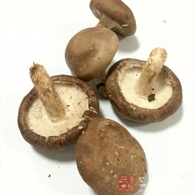 新鲜香菇可用透气膜包装后，置于冰箱冷藏