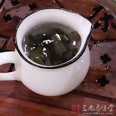 喝浓茶的人。