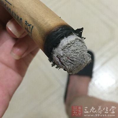 是将大小适宜的艾炷，直接放在皮肤上施灸