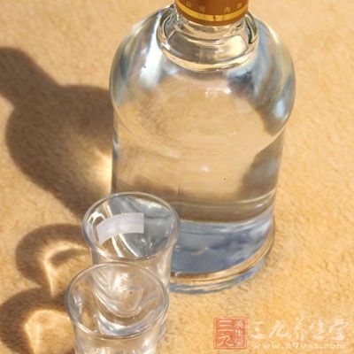 酒精讓你產(chǎn)生蒙蒙睡意，但是睡前喝酒反而會(huì)因興奮影響睡眠