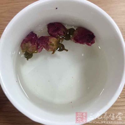 用沸水冲泡玫瑰花，代茶饮