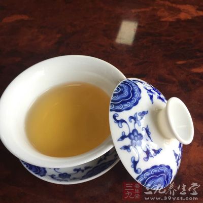 用刚沸的开水冲泡绿茶与泽兰叶大半杯